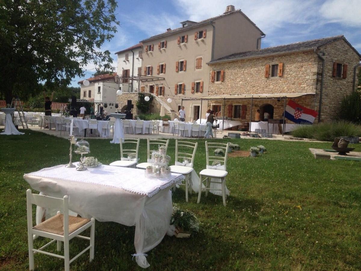 Villa Poropati, Groznjan, Istria - Luxury Countryside Estate For Up To 19 Persons - Large Pool Of 80M2 With Kids Section المظهر الخارجي الصورة