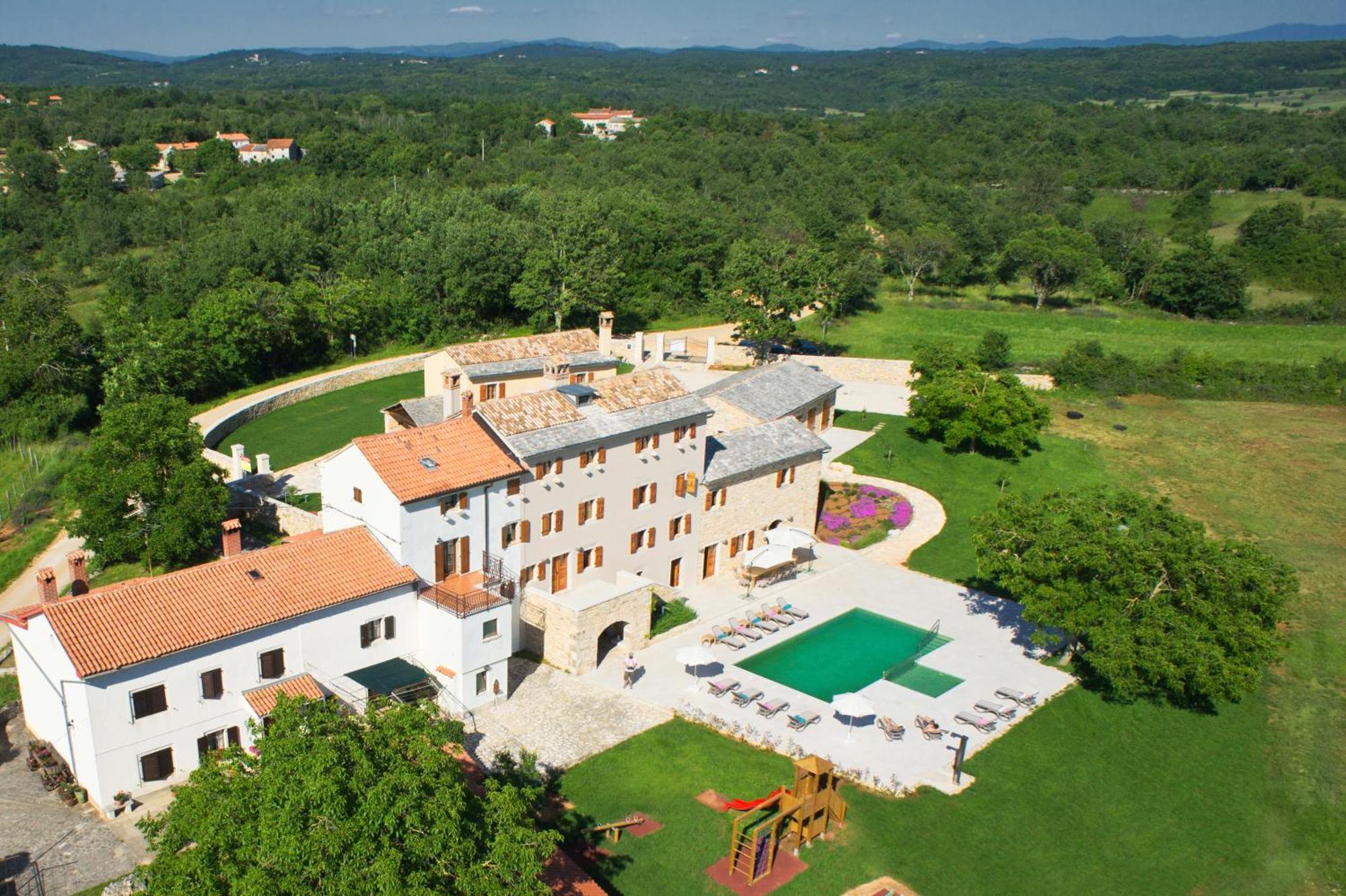 Villa Poropati, Groznjan, Istria - Luxury Countryside Estate For Up To 19 Persons - Large Pool Of 80M2 With Kids Section المظهر الخارجي الصورة