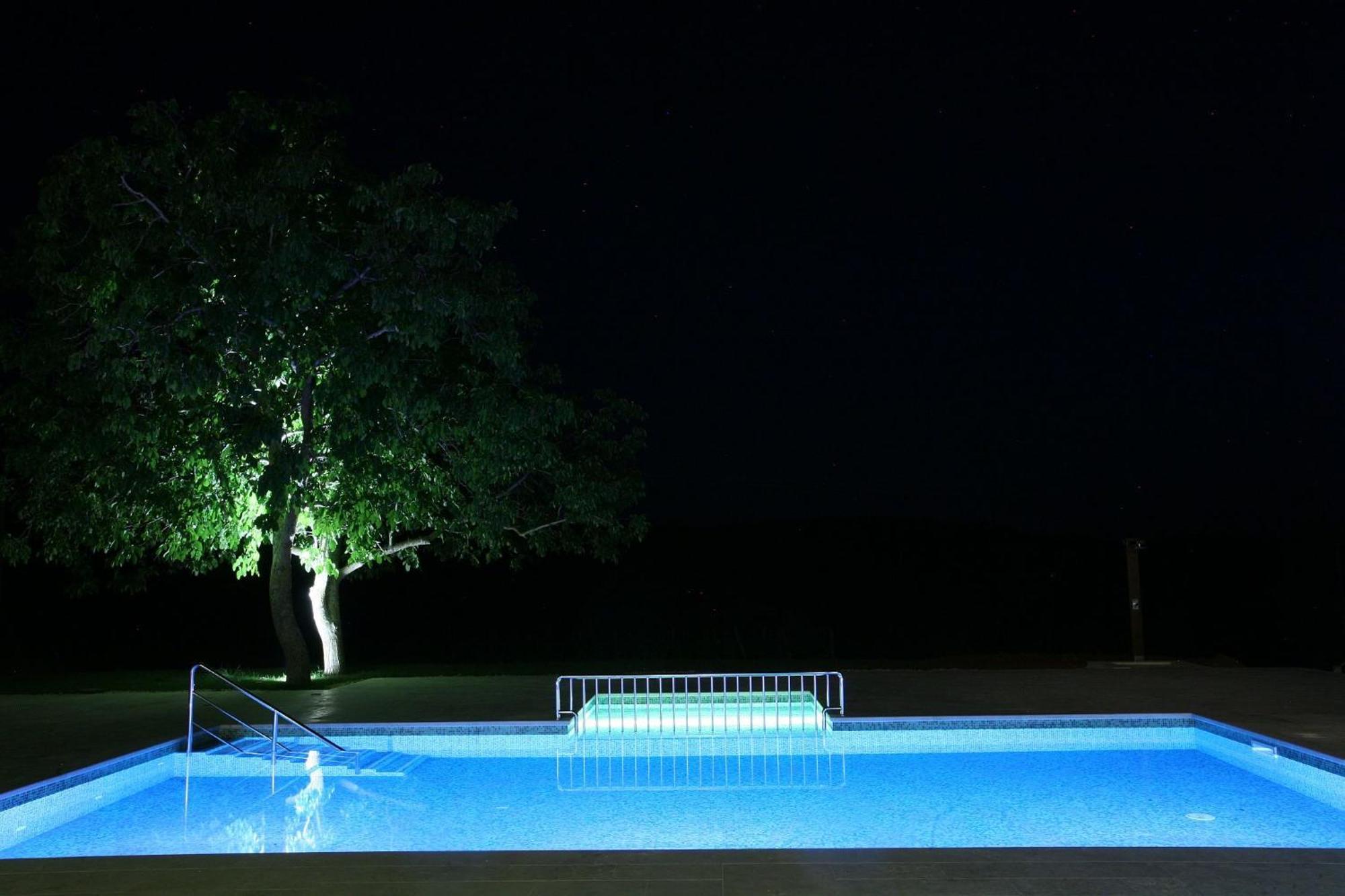 Villa Poropati, Groznjan, Istria - Luxury Countryside Estate For Up To 19 Persons - Large Pool Of 80M2 With Kids Section المظهر الخارجي الصورة