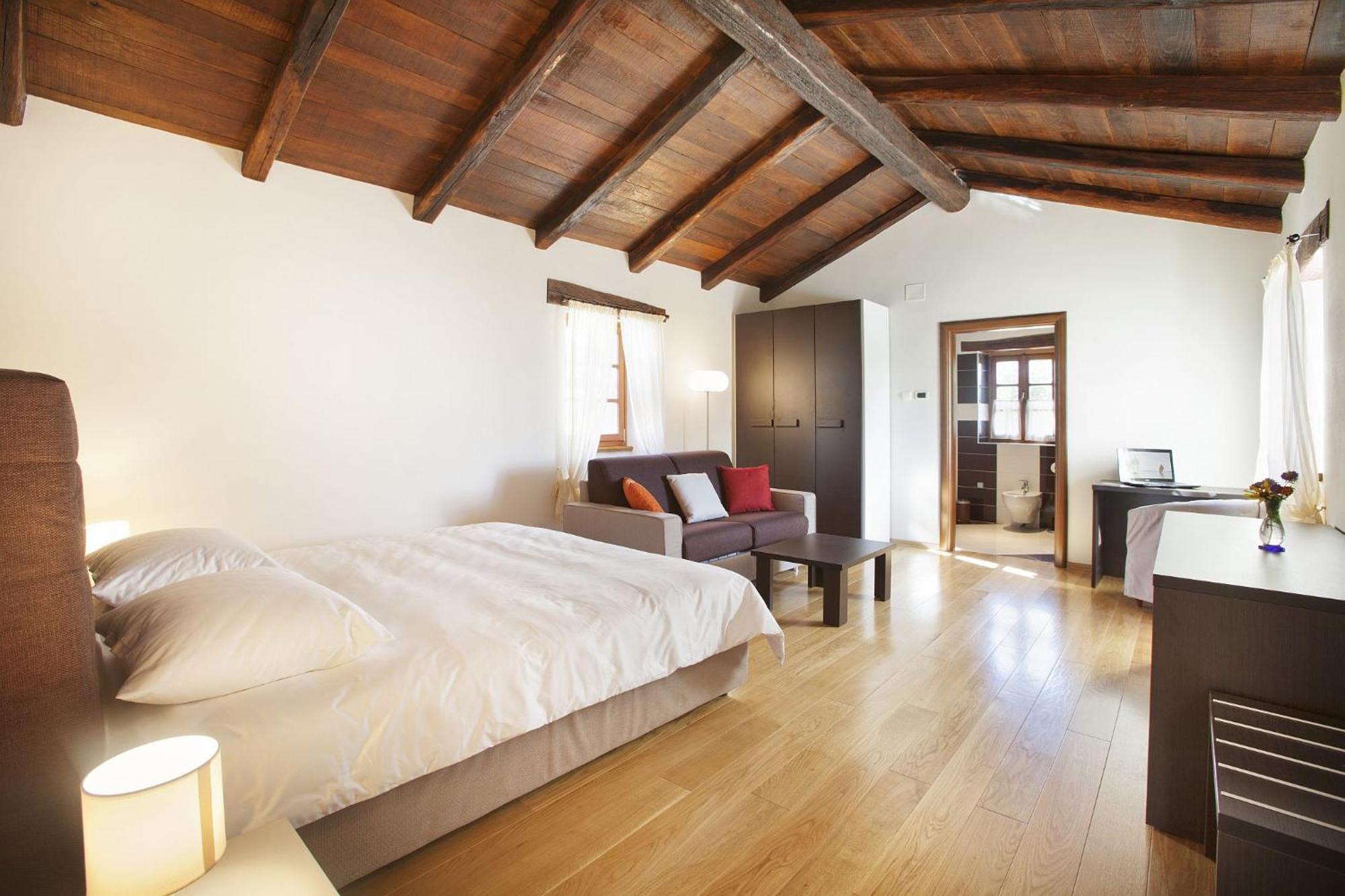 Villa Poropati, Groznjan, Istria - Luxury Countryside Estate For Up To 19 Persons - Large Pool Of 80M2 With Kids Section المظهر الخارجي الصورة
