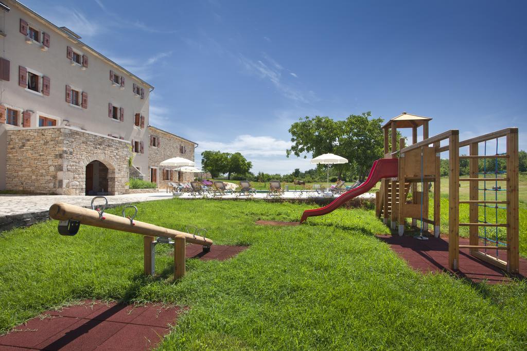 Villa Poropati, Groznjan, Istria - Luxury Countryside Estate For Up To 19 Persons - Large Pool Of 80M2 With Kids Section المظهر الخارجي الصورة