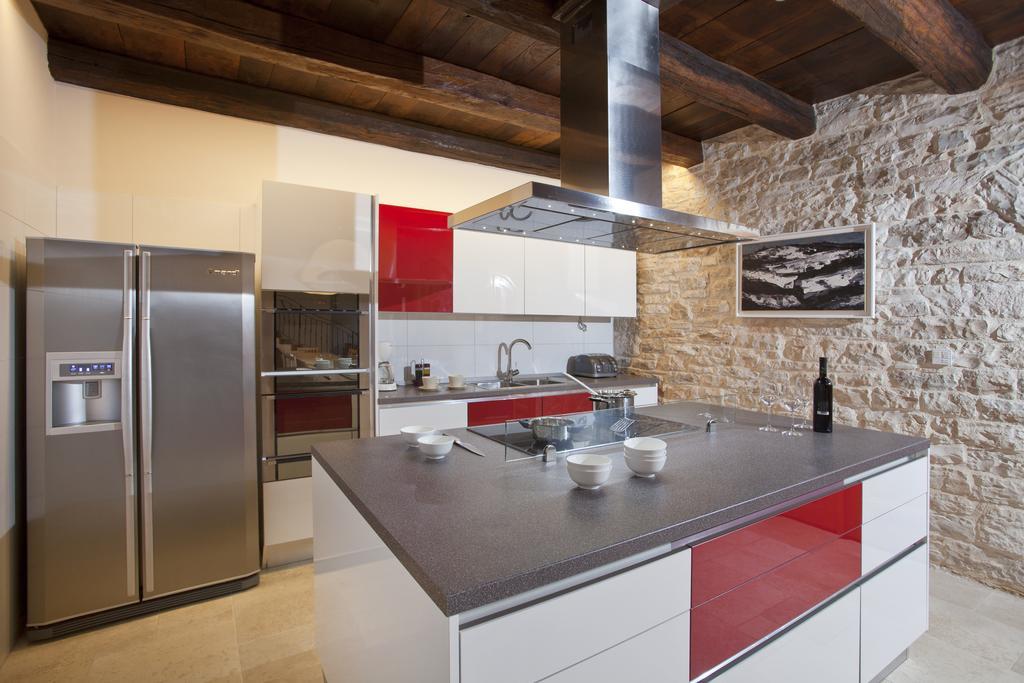 Villa Poropati, Groznjan, Istria - Luxury Countryside Estate For Up To 19 Persons - Large Pool Of 80M2 With Kids Section المظهر الخارجي الصورة