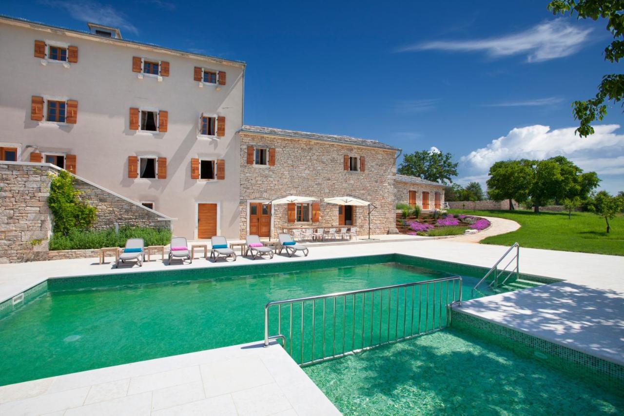 Villa Poropati, Groznjan, Istria - Luxury Countryside Estate For Up To 19 Persons - Large Pool Of 80M2 With Kids Section المظهر الخارجي الصورة