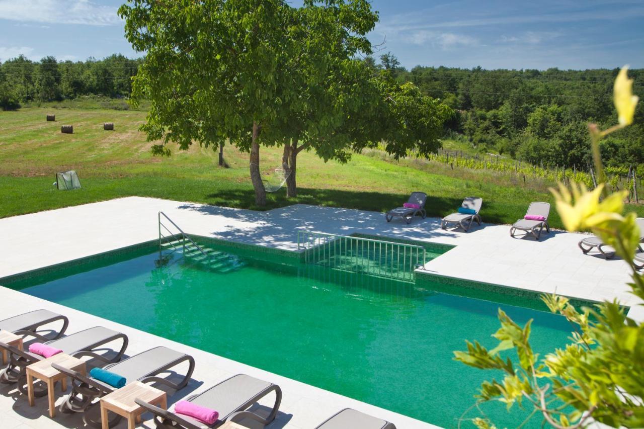Villa Poropati, Groznjan, Istria - Luxury Countryside Estate For Up To 19 Persons - Large Pool Of 80M2 With Kids Section المظهر الخارجي الصورة