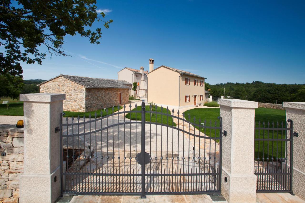 Villa Poropati, Groznjan, Istria - Luxury Countryside Estate For Up To 19 Persons - Large Pool Of 80M2 With Kids Section المظهر الخارجي الصورة