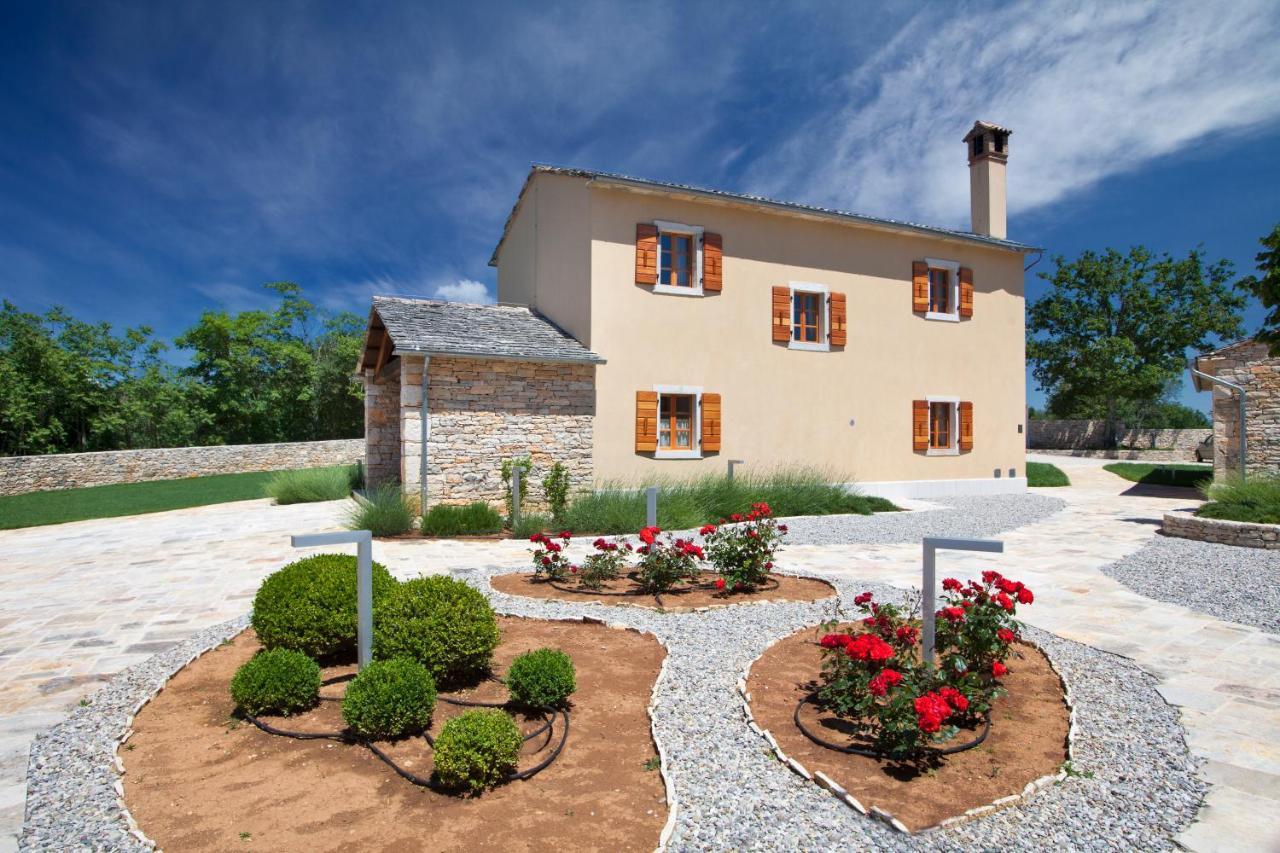 Villa Poropati, Groznjan, Istria - Luxury Countryside Estate For Up To 19 Persons - Large Pool Of 80M2 With Kids Section المظهر الخارجي الصورة