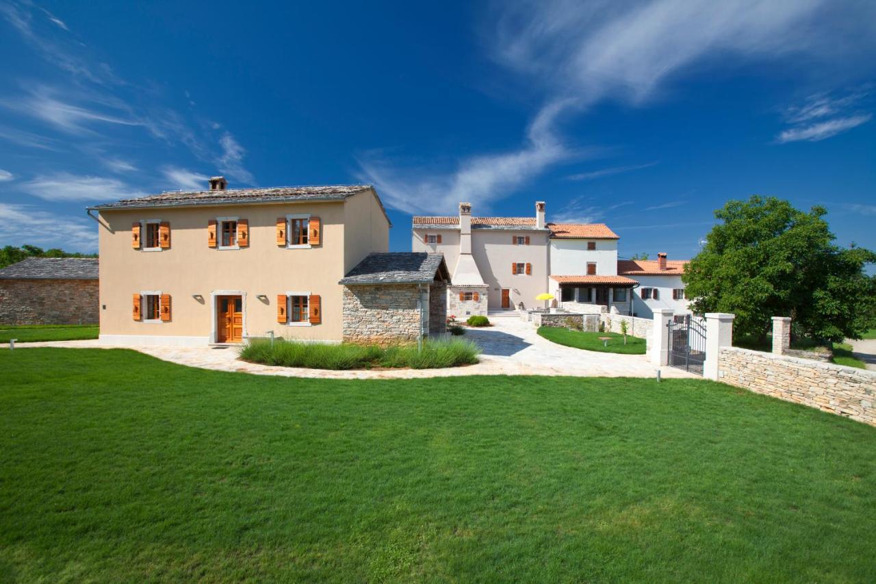 Villa Poropati, Groznjan, Istria - Luxury Countryside Estate For Up To 19 Persons - Large Pool Of 80M2 With Kids Section المظهر الخارجي الصورة