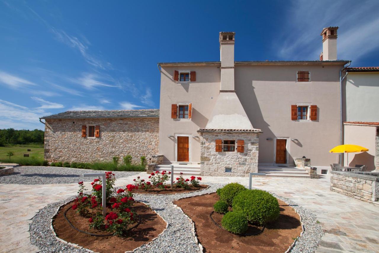 Villa Poropati, Groznjan, Istria - Luxury Countryside Estate For Up To 19 Persons - Large Pool Of 80M2 With Kids Section المظهر الخارجي الصورة