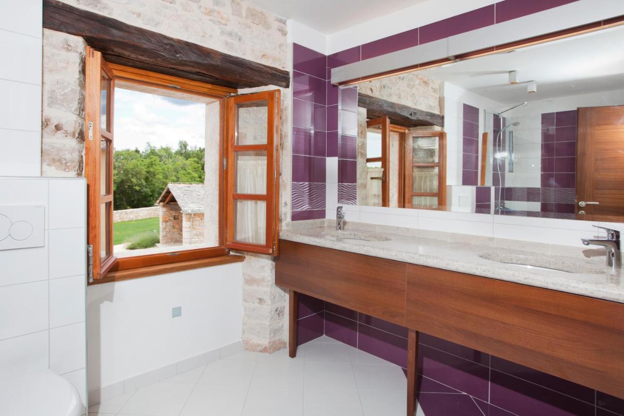 Villa Poropati, Groznjan, Istria - Luxury Countryside Estate For Up To 19 Persons - Large Pool Of 80M2 With Kids Section المظهر الخارجي الصورة