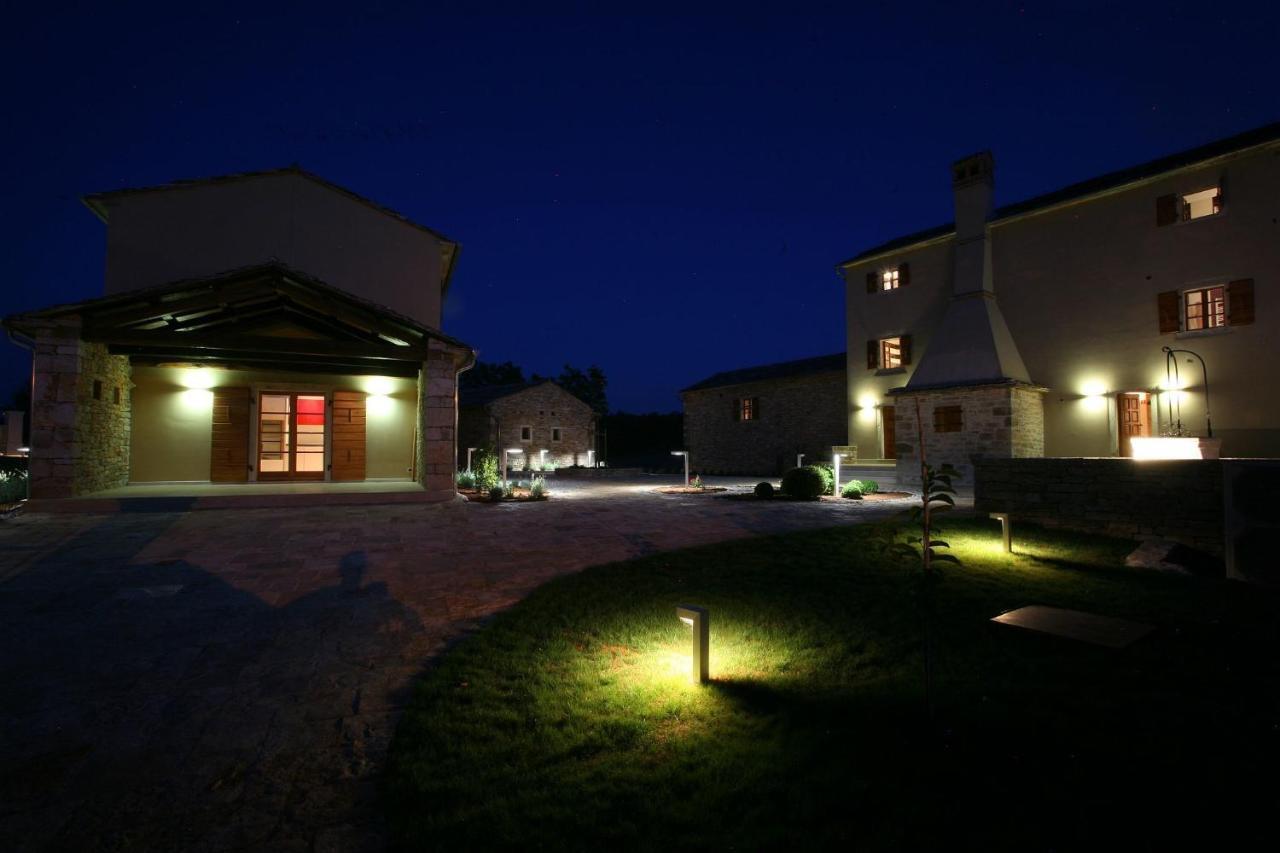 Villa Poropati, Groznjan, Istria - Luxury Countryside Estate For Up To 19 Persons - Large Pool Of 80M2 With Kids Section الغرفة الصورة